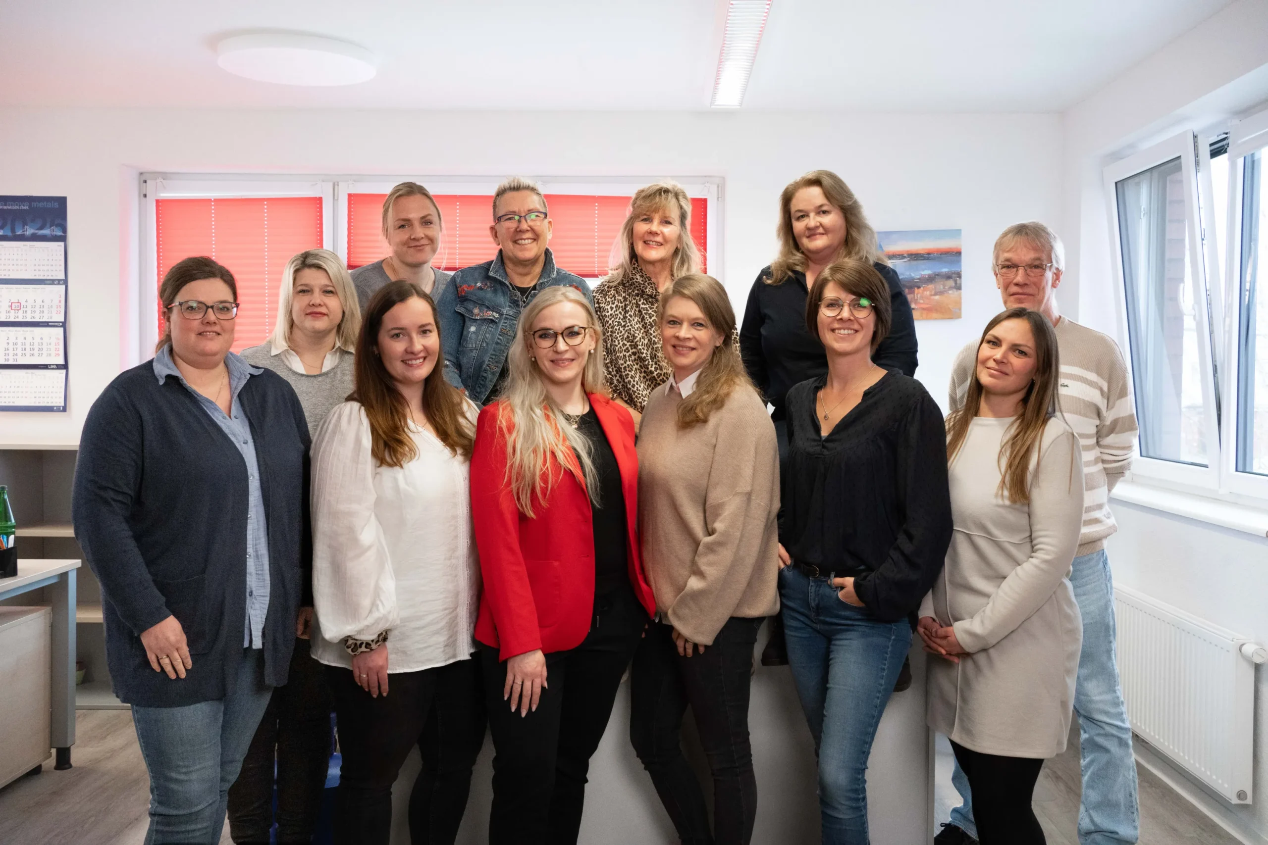 Ein Gruppenbild der Assekuradeur AKGS Abteilung. Die Entwickeln Versicherungslösungen und finden passgenaue Lösungen für ihre Kunden