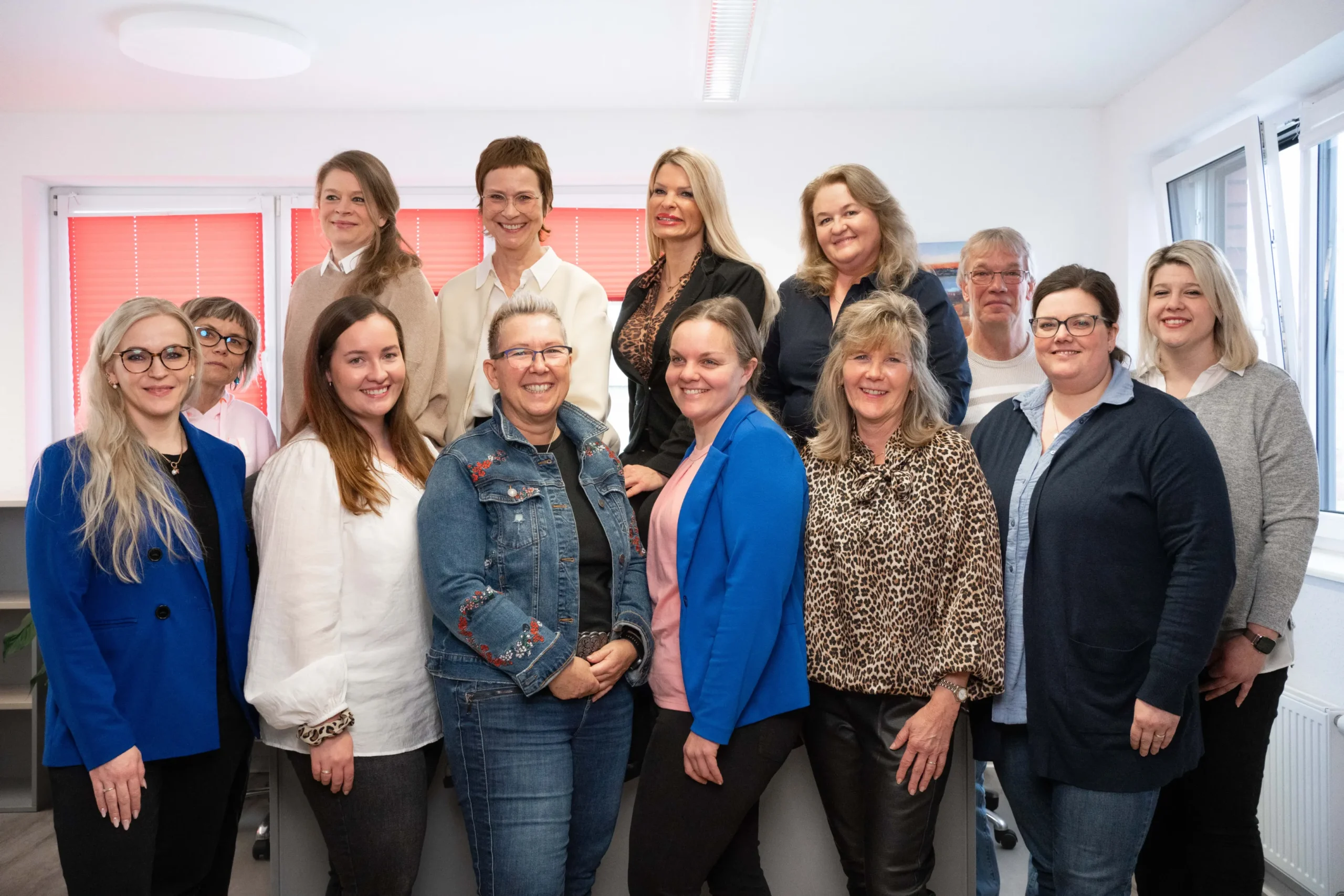 Ein Gruppenbild des Schaden-Teams der Speditions-Assekuranz. Sie begleiten im Schadenfall und sorgen für eine gute Betreuung