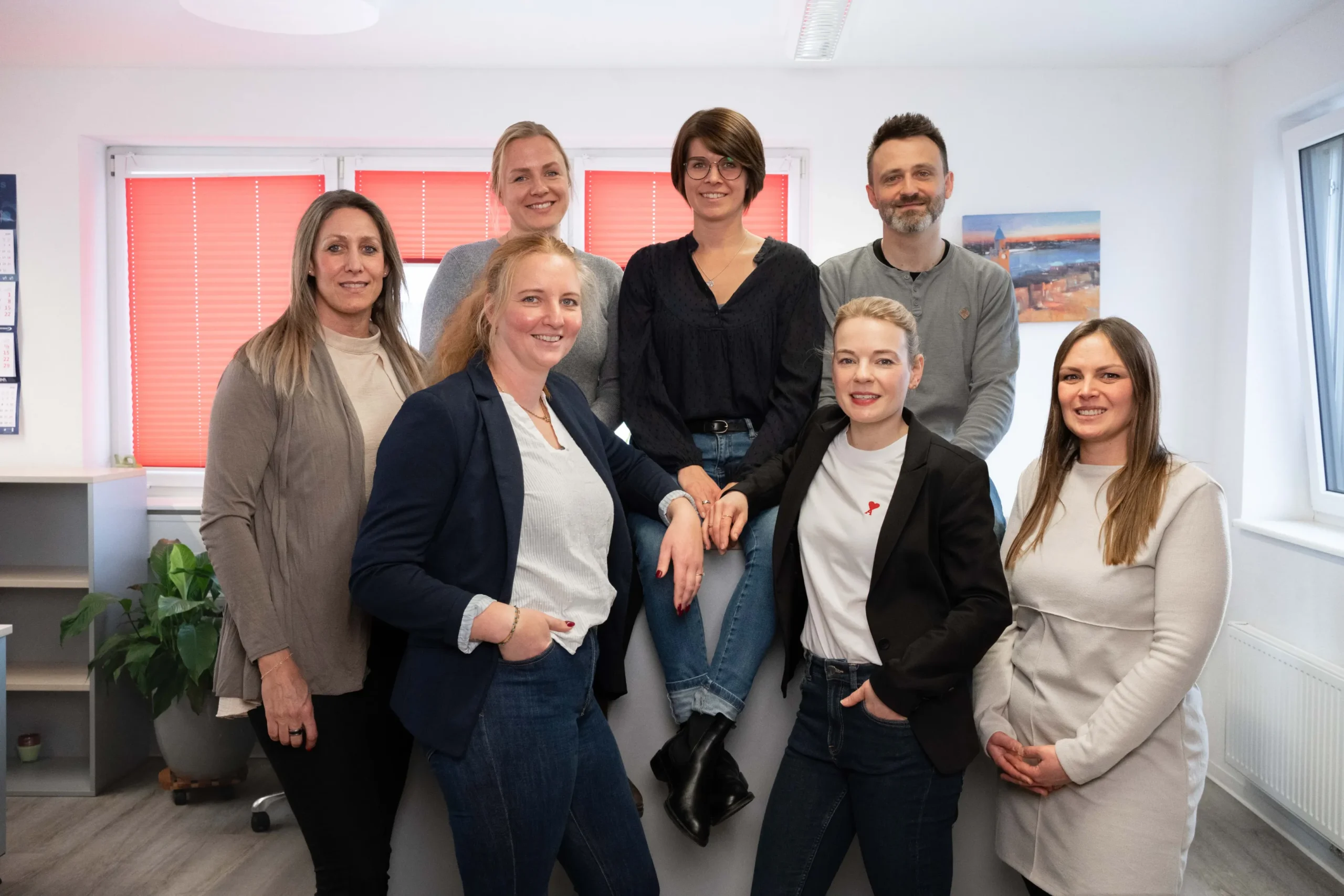 Ein Gruppenbild der Speditions-Assekuranz Vertragsabteilung. Sie sorgen dafür, dass alle Versicherungverträge aufgesetzte, geprüft und verwaltet werden.